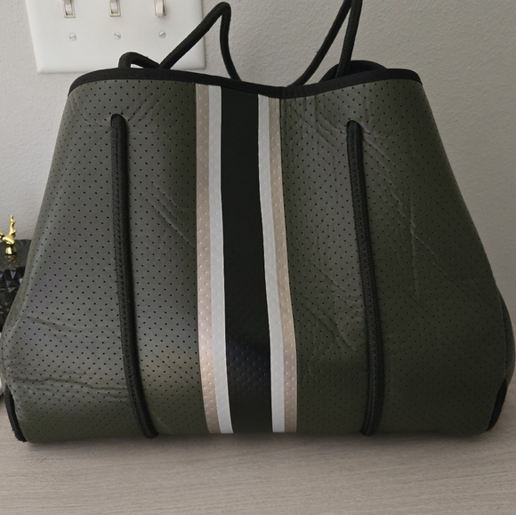 HAUTE SHORE Handbags - HAUTE SHORE | Neoprene Green Tote Bag & Wrislet Bundle